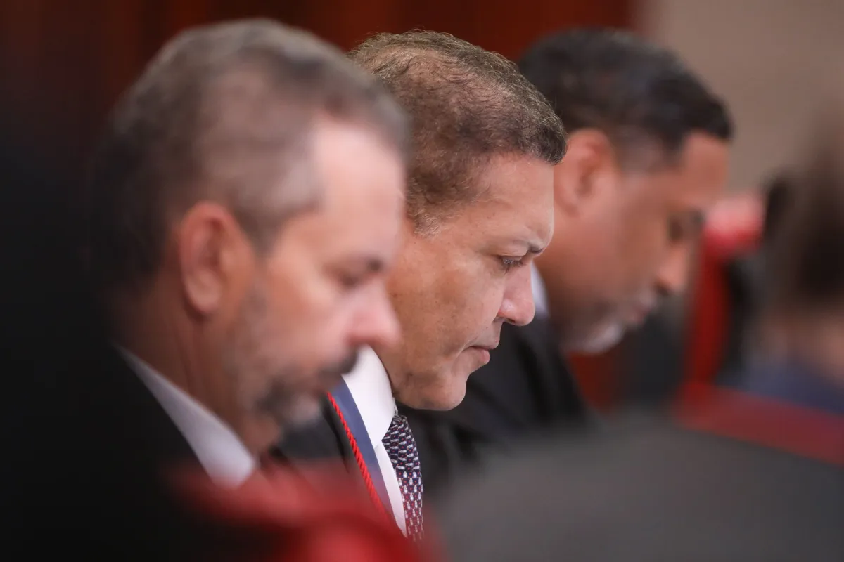 TSE multa Flávio Bolsonaro em R$ 5 mil por associar Lula ao PCC e ao CV